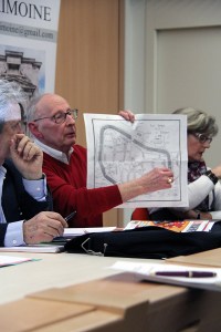 Mr XXXXX montrant le fruit d'une reconstitution cartographique sparnacienne.